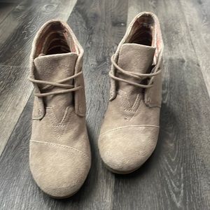TOMS Women's Desert Taupe Suede Booties